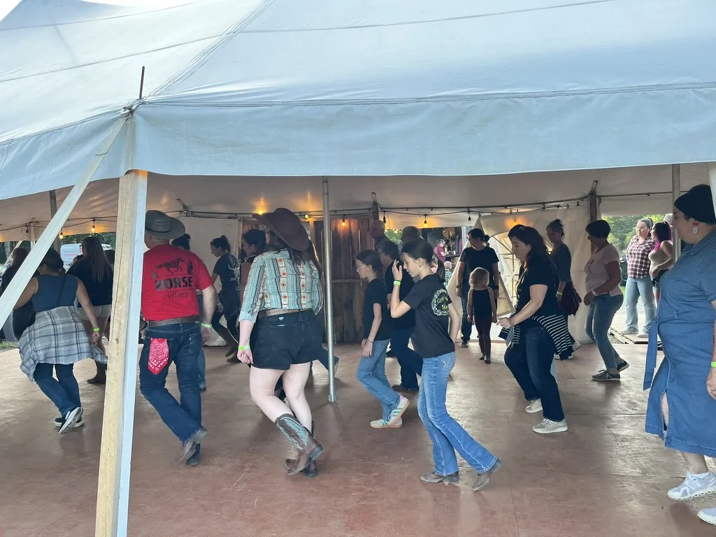Danse country sous chapiteau